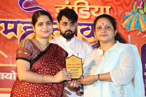 Ambedkar Nagar News: गरबा-डांडिया महोत्सव में दिखा उत्साह और भक्ति का संगम, पांच महिलाओं को मिला ‘शक्ति स्वरूपा पुरस्कार’